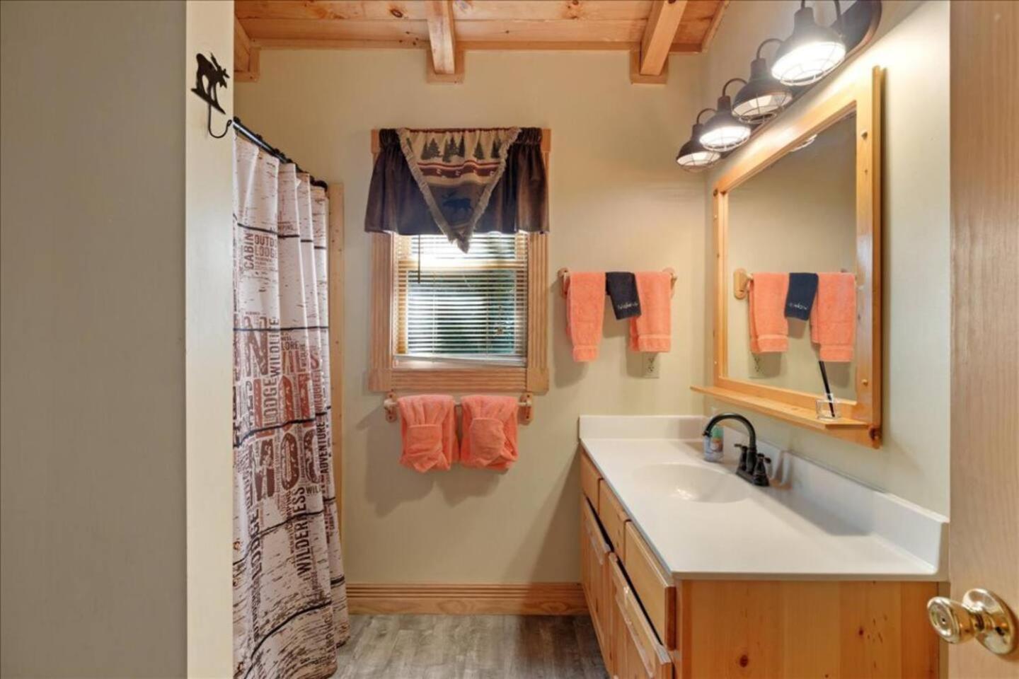 5Br Smoky Cabin Hot Tub, Games, 1 Mi To Parkway Pigeon Forge Exteriör bild